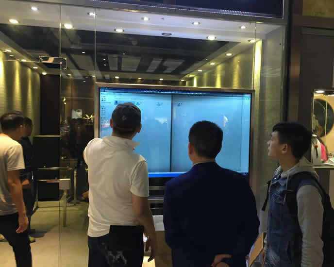 深圳水贝珠宝城安装透明屏橱窗展示